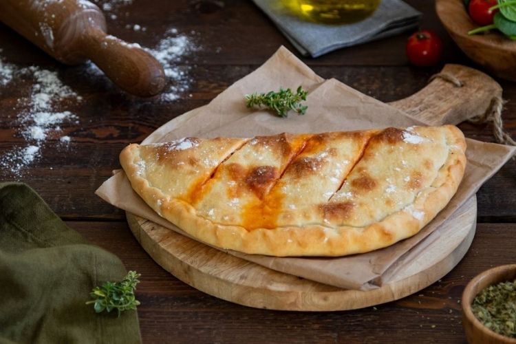 la pizza calzone et ses ingrédients à l'italien